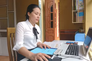 Giáo viên Trường THCS Chí Minh (Tứ Kỳ) dạy học trực tuyến. Ảnh: NTCC