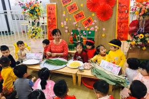 Niềm vui của các bé Trường Mầm non BonBee khi được cùng cô gói bánh chưng.