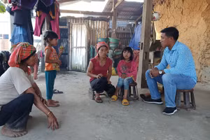 Giáo viên Trường Phổ thông DTBT Tiểu học Thu Lũm đến vận động học sinh ra lớp.