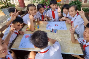 Học sinh Trường Tiểu học thị trấn Cam Lộ (Quảng Trị) sinh hoạt ngoại khóa. 