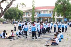 Học sinh hào hứng tham gia nhảy sạp.