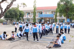 Học sinh hào hứng tham gia nhảy sạp.