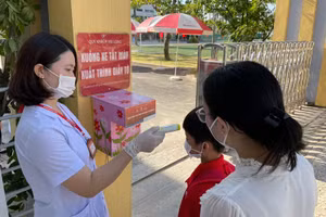 Tất cả học sinh được kiểm tra thân nhiệt và thực hiện nghiêm việc phòng chống dịch trước khi vào trường.