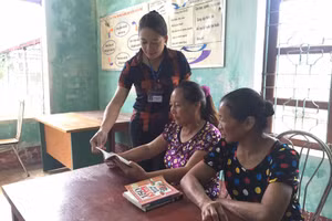 Lớp học xóa mù chữ tại xã Cao Sơn (Đà Bắc, Hòa Bình). Ảnh: Việt Anh