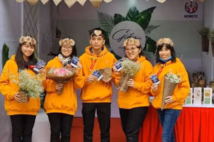 Nhóm SV Trường ĐH Sư phạm Kỹ thuật TPHCM với dự án “Phế phẩm nông nghiệp - tài nguyên giấy bao bì”. Ảnh: NVCC