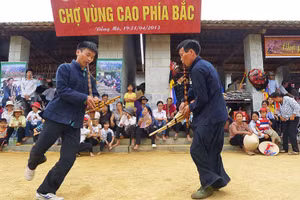 Các hoạt động tham quan, trải nghiệm phiên chợ vùng cao tại làng gặp khó vì đại dịch.