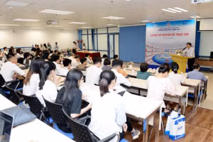 SV Trường ĐH Kinh tế Quốc dân bảo vệ chuyên đề thực tập chương trình Chất lượng cao. Ảnh: INT