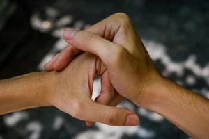 Căn bệnh nguy hiểm nếu bẻ khớp ngón tay thường xuyên