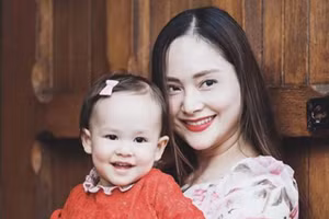 Diễn viên Lan Phương chăm sóc con gái. Ảnh: IT.