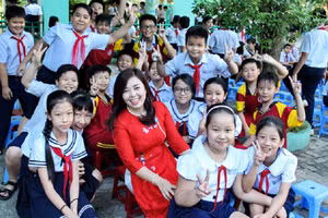 Học sinh Trường Tiểu học Núi Thành (quận Hải Châu, TP Đà Nẵng) tri ân cô giáo nhân Ngày Nhà giáo Việt Nam. 