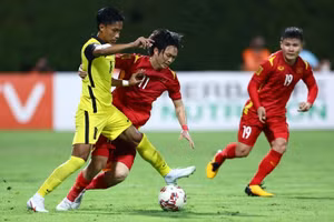 Tuấn Anh (số 11) nhận giải “Cầu thủ xuất sắc nhất” trận Việt Nam gặp Malaysia.