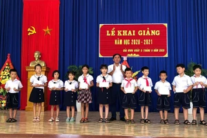 Hội Khuyến học xã Bảo Ninh phối hợp cùng các trường học trao tặng nhiều phần quà cho các em đạt thành tích cao trong học tập. Ảnh: TG