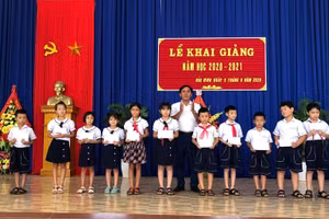 Hội Khuyến học xã Bảo Ninh phối hợp cùng các trường học trao tặng nhiều phần quà cho các em đạt thành tích cao trong học tập. Ảnh: TG