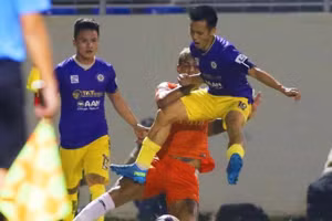 Văn Quyết đạp Janclesio của Đà Nẵng trên sân Hòa Xuân.