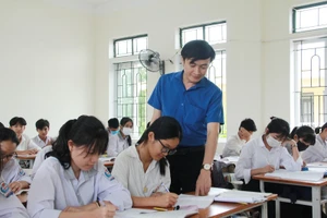 Đối với học sinh lớp 9, có thể dạy trực tuyến.