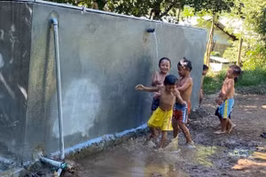 Trẻ em Cheng Tong (xã Trà Cang, Nam Trà My - Quảng Nam) không phải tắm suối khi nước đã được dẫn về làng (Ảnh chụp trước khi dịch Covid-19 bùng phát).