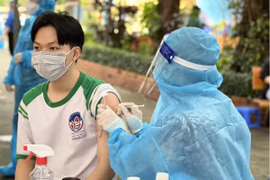 Học sinh Trường THPT Củ Chi được tiêm vắc-xin phòng Covid-19. Ảnh: HCDC