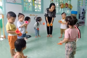 Cô Huỳnh Hồng Loan với các em học sinh mẫu giáo. Ảnh tư liệu