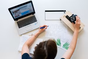 Giáo viên có thể khơi dậy sự tò mò ở trẻ nhờ công nghệ. Ảnh minh hoạ