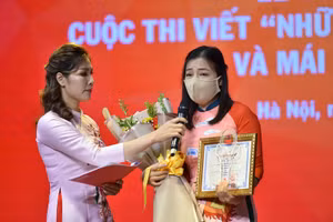 Cô Lê Hải Vân - tác giả đoạt giải Nhất chia sẻ cảm xúc tại lễ trao giải.