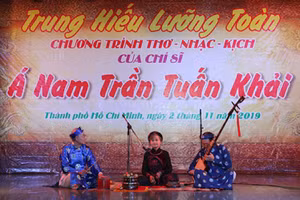 Một tiết mục ca trù do nghệ sĩ Thục An biểu diễn tại chương trình biểu diễn thơ, nhạc kịch của Á Nam Trần Tuấn Khải ở TPHCM. Ảnh minh họa (Nguồn IT)