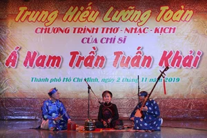 Một tiết mục ca trù do nghệ sĩ Thục An biểu diễn tại chương trình biểu diễn thơ, nhạc kịch của Á Nam Trần Tuấn Khải ở TPHCM. Ảnh minh họa (Nguồn IT)