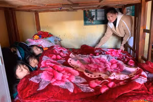 Các trường vùng cao coi trọng việc chống rét để bảo đảm sức khỏe cho học sinh và duy trì chất lượng dạy học. Ảnh: Đức Trí