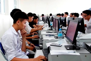 Các thí sinh dự thi Bài thi đánh giá năng lực của ĐH Quốc gia Hà Nội - năm 2015. Ảnh: Internet