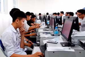 Các thí sinh dự thi Bài thi đánh giá năng lực của ĐH Quốc gia Hà Nội - năm 2015. Ảnh: Internet