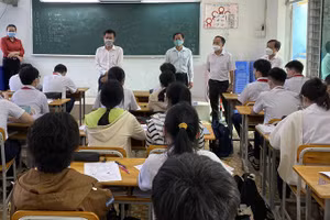 Phòng GD&ĐT Quận 8 kiểm tra việc học sinh đi học trực tiếp tại Trường THCS Bình An (Quận 8, TPHCM). Ảnh: TG