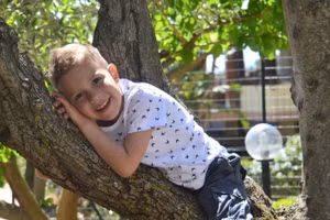 Cha mẹ có thể cùng con học ngoại ngữ từ những bước cơ bản.