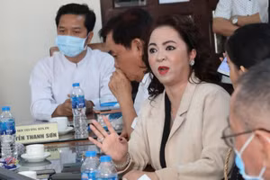 Bà Nguyễn Phương Hằng trình bày tại buổi làm việc ngày 2/3 tại Tổ đình Hưng Minh Tự .