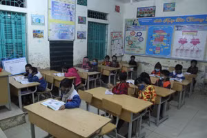 Tự học bài buổi tối của HS Trường PTDTBT Tiểu học Trung Thu, huyện Tủa Chùa, Điện Biên. Ảnh: TG