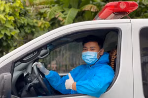 Đỗ Đăng Khoa, SV Trường ĐH Kiên Giang tình nguyện viên lái xe cứu thương, vận chuyển các ca F0, F1 tới bệnh viện và khu cách ly.