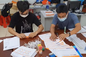 Trường THPT Nguyễn Du, Quận 10 gửi giấy báo dự thi cho học sinh qua đường bưu điện chiều ngày 23/6. Ảnh: NTCC