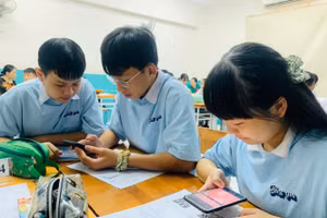 Học sinh Trường THCS Nguyễn Du, Quận 1 tham gia tiết học được phép sử dụng điện thoại. Các em quét mã QR Code được giáo viên mã hóa để vào bài học. Ảnh: P.Nga 