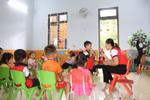 Thời gian các em học sinh ở với giáo viên nhiều hơn bố mẹ.