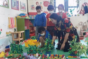 Thường xuyên phải xa con, nên sự chăm sóc, yêu thương mỗi ngày cô Phương dành hết cho bọn trẻ vùng cao. 