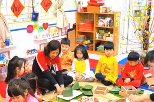 Cô và trò Trường MN Họa Mi vui đón Tết qua hoạt động trải nghiệm gói bánh chưng.