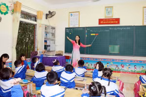 Giáo viên huyện Tân Kỳ dạy học bài giảng mẫu sách giáo khoa lớp 1. Ảnh: TG