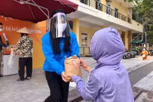 Trong mùa dịch Covid-19, cô Quỳnh đã tích cực tham gia hoạt động “Sẻ chia yêu thương vượt qua mùa dịch” trên địa bàn phường Nghĩa Tân.