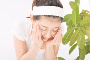 Cách chườm khăn nóng giúp bạn gái diệt sạch mụn đầu đen, tự tin đón Tết