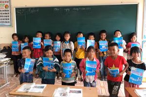 Niềm vui của học sinh khi được tặng những bộ sách mới.