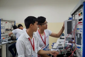 SV công nghệ điện hệ cao đẳng Trường ĐH Tôn Đức Thắng thực hành nghề.