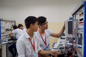 SV công nghệ điện hệ cao đẳng Trường ĐH Tôn Đức Thắng thực hành nghề.