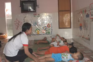 Con công nhân, người lao động gặp khó vì không có nơi học trong khi cha mẹ bắt đầu đi làm trở lại.