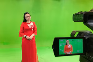 ThS Nguyễn Thị Bích Ngọc (IU) ghi hình trong buổi dạy online.