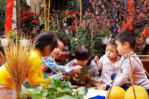 Nhiều trường mầm non tổ chức hoạt động gói bánh chưng ngày Tết nhằm tạo không gian bếp cho trẻ. Ảnh minh họa.