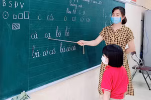 Học sinh lớp 1 tại Bắc Ninh đi học trong điều kiện bảo đảm an toàn phòng dịch. Ảnh minh họa: Đăng Chung