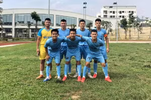 Văn Quyến (ở giữa hàng 1) cùng đồng đội tại CLB Bóng đá Hải Nam – Vĩnh Yên – Vĩnh Phúc.